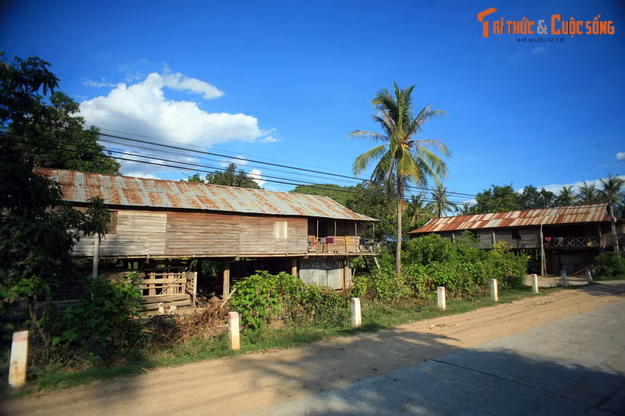 Địa phận thị xã Ayun Pa nằm ở phía bên kia của cầu Quý Đức. Hành trình dài 120 km từ Kon Dơng đến Ayun Pa khép lại ở đây.