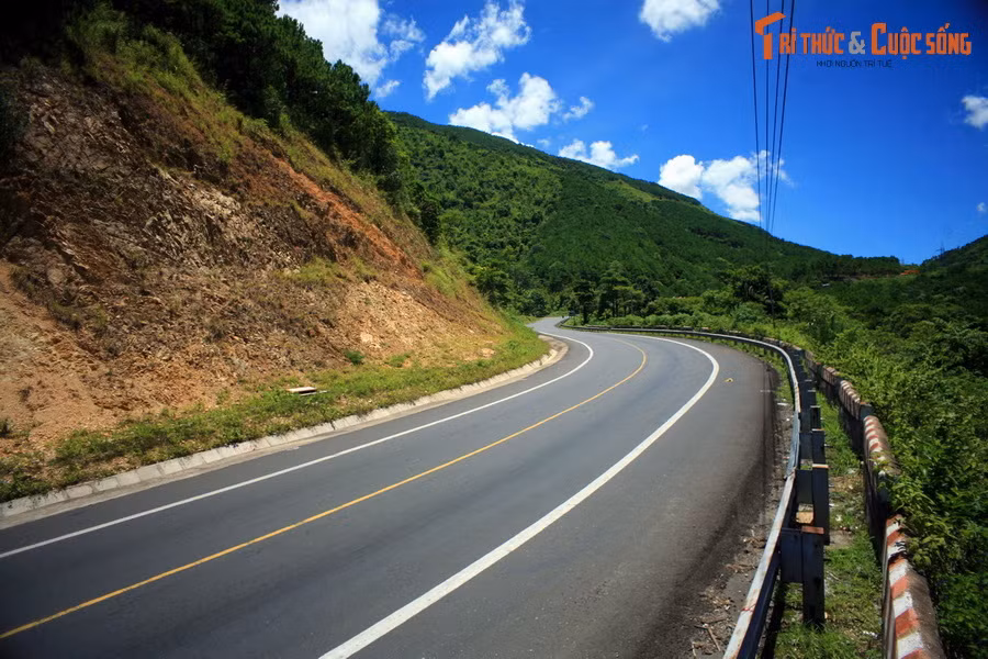  Kon Dơng là thủ phủ của huyện Mang Yang, tỉnh Gia Lai. Từ thị trấn này đi khoảng 20 km theo quốc lộ 19, một con đèo không dài nhưng quanh co, hiểm trở xuất hiện. Đó là đèo Mang Yang, con đèo mang tên tiếng tiếng Jrai có nghĩa là Cổng trời.