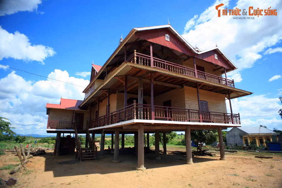 Ngoài các ngôi nhà cộng đồng, dọc tuyến đường Trường Sơn Đông đi qua hai huyện Kông Chro và Iapa có nhiều ngôi nhà sàn ấn tượng thuộc sở hữu tư nhân.