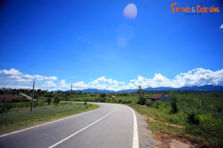 Đi hết 13 km, đường 662 thông ra đường Trường Sơn Đông. Đường rất đẹp, nhưng khá vắng người qua lại.