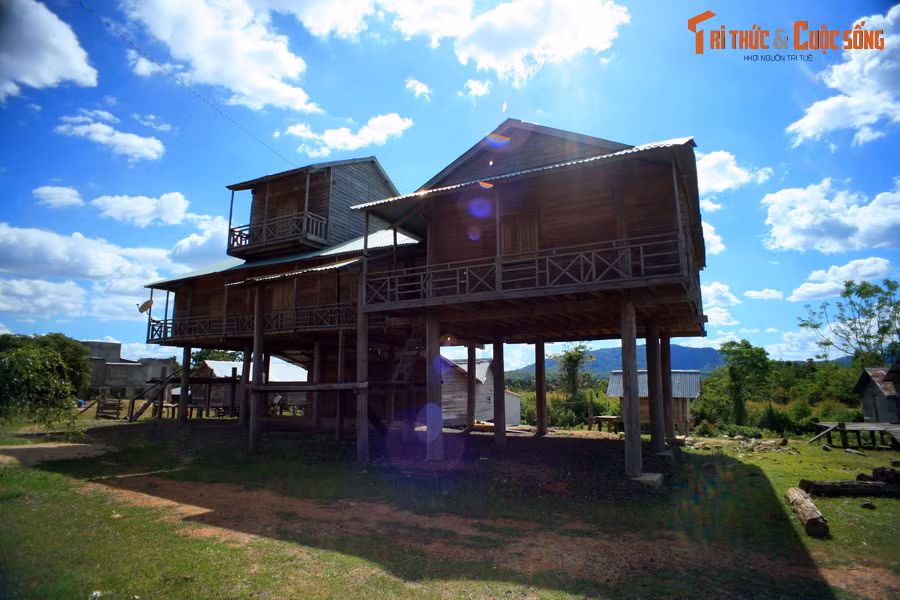 Những ngôi nhà sàn này được xây nhiều tầng, có kiến trúc mang yếu tố hiện đại, không nhà nào giống nhà nào.