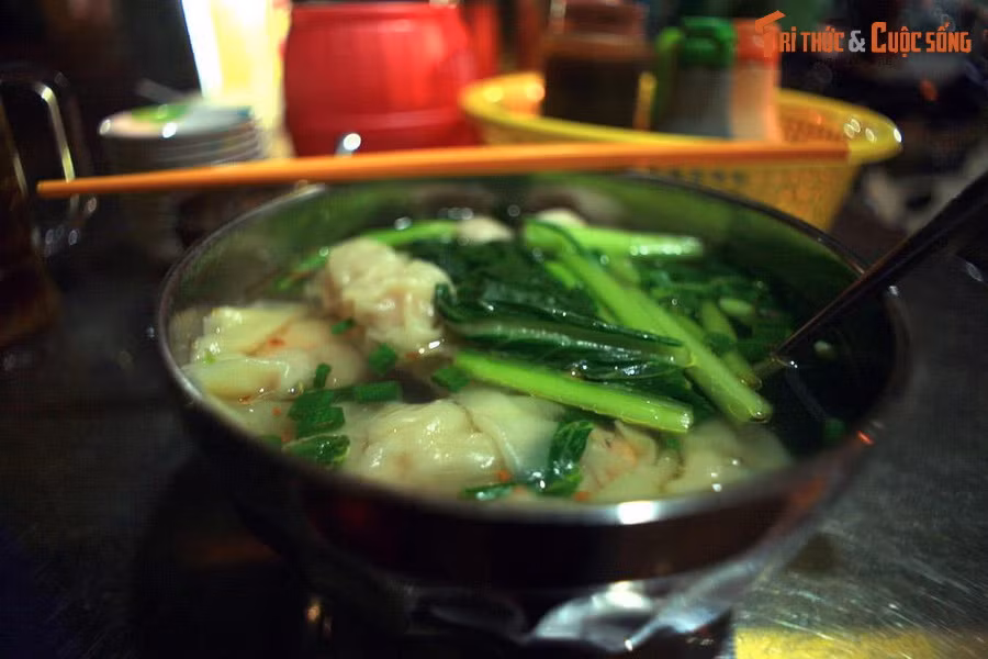 Tô sủi cảo trên đường Hà Tôn Quyền, quận 5. Còn gọi là bánh tai hay bánh chẻo, sủi cảo là một loại bánh truyền thống của Trung Quốc phổ biến ở khu vực Đông Á. Bánh có vỏ bột bọc nhân thịt và rau. Có nhiều cách ăn sủi cảo khác nhau như luộc, hấp, chiên, ăn cùng nước dùng và thịt, rau...