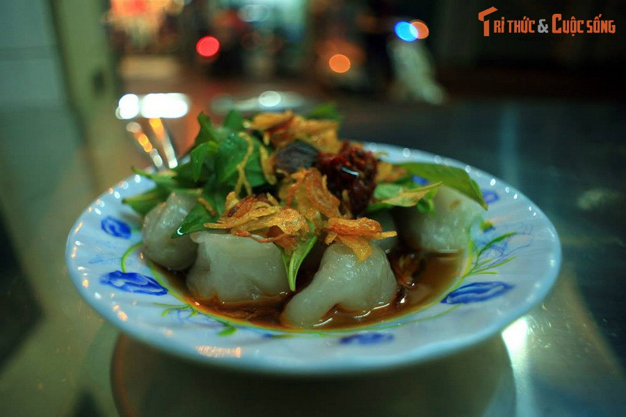 Đĩa há cảo trên đường Ký Hòa, quận 5. Há cảo là một món ăn có nguồn gốc từ huyện Thuận Đức, Quảng Đông, Trung Quốc. Món này được dùng phổ biến trong các bữa ăn điểm tâm (dimsum) buổi sáng. So với sủi cảo, há cảo có nhân đa dạng hơn và hầu như chỉ chế biến bằng cách hấp.