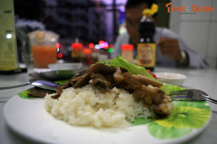 Đĩa cơm phá lấu trên đường Châu Văn Liêm, quận 5. Phá lấu là một món ăn xuất xứ Trung Hoa rất phổ biến ở TP HCM. Món ăn này làm từ lưỡi, tai, nội tạng của heo, bò hay vịt, được ăn kèm với bánh mì, cơm, cháo, trong đó phổ biến nhất là bánh mì.