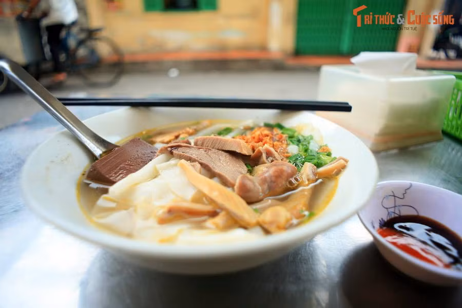 Tô hủ tiếu hồ trên đường Gò Công, quận 5. Hủ tiếu hồ là một món ăn khác của người Tiều. Món hủ tiếu này dùng loại bánh phở hình vuông độc đáo, "topping" gồm lưỡi, tiết, lòng heo hầm nhừ. Tên gọi hủ tiếu hồ có thể bắt nguồn từ địa danh "Hồ Nam" hoặc "Hồ Bắc" ở Trung Quốc.