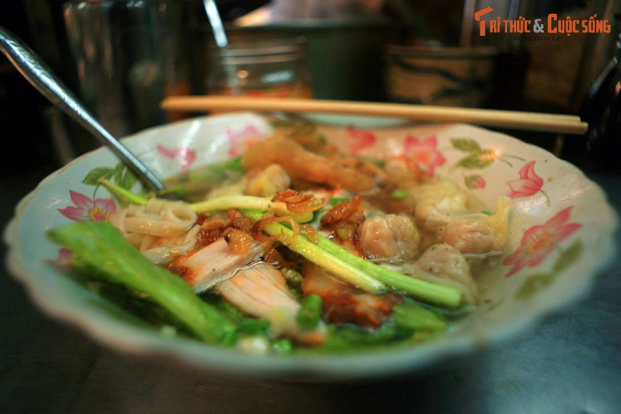 Tô mì hoành thánh ở chợ Bà Chiểu, quận Bình Thạnh. Mì hoành thánh (vằn thắn) là món mì có xuất xứ từ Quảng Đông, được ăn với nước dùng nóng, trang trí với các loại rau và hoành thánh - loại bánh hơi giống sủi cảo, làm từ thịt heo và rau băm nhỏ, gói lại bằng vỏ bột rồi hấp chín