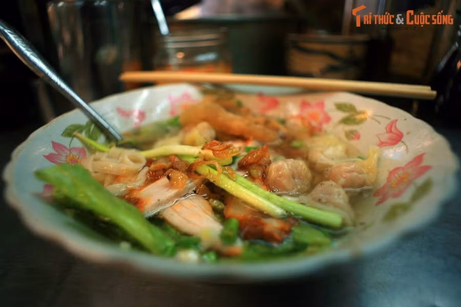 Tô mì hoành thánh ở chợ Bà Chiểu, quận Bình Thạnh. Mì hoành thánh (vằn thắn) là món mì có xuất xứ từ Quảng Đông, được ăn với nước dùng nóng, trang trí với các loại rau và hoành thánh - loại bánh hơi giống sủi cảo, làm từ thịt heo và rau băm nhỏ, gói lại bằng vỏ bột rồi hấp chín