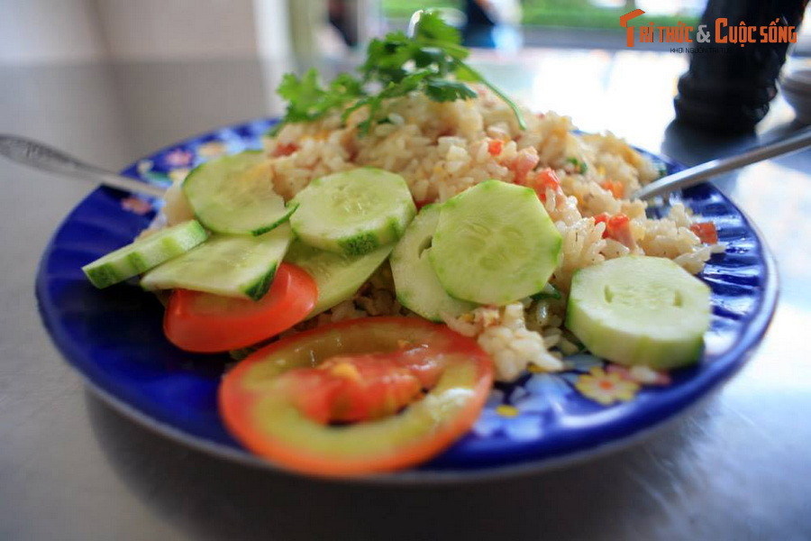 Đĩa cơm chiên Dương Châu ở đường Châu Văn Liêm, quận 5. Đây là một loại cơm chiên nổi tiếng thế giới, được coi là món ăn tiêu biểu cho ẩm thực Trung Quốc. Cơm có màu sắc hấp dẫn do sự kết hợp của nhiều thành phần như xá xíu, tôm, lạp xưởng, trứng chiên, đậu Hà Lan, cà rốt...