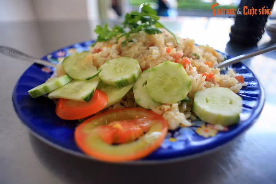 Đĩa cơm chiên Dương Châu ở đường Châu Văn Liêm, quận 5. Đây là một loại cơm chiên nổi tiếng thế giới, được coi là món ăn tiêu biểu cho ẩm thực Trung Quốc. Cơm có màu sắc hấp dẫn do sự kết hợp của nhiều thành phần như xá xíu, tôm, lạp xưởng, trứng chiên, đậu Hà Lan, cà rốt...