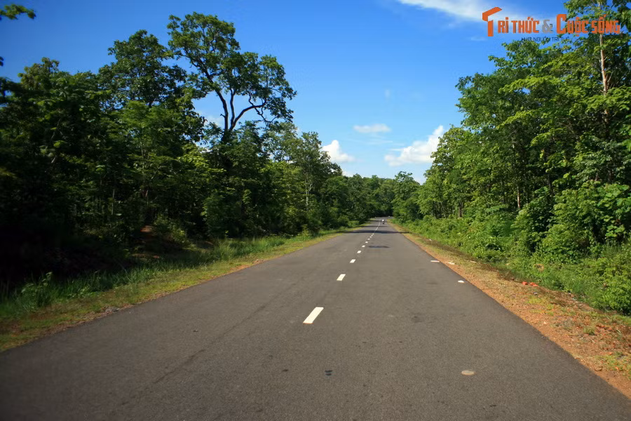Đường từ Bản Đôn đến thành phố Pleiku, tỉnh lỵ của tỉnh Gia Lai dài khoảng 170 km. Trên hành trình này có một số điểm dừng chân đặc sắc dành cho những vị khách đến từ phương xa.