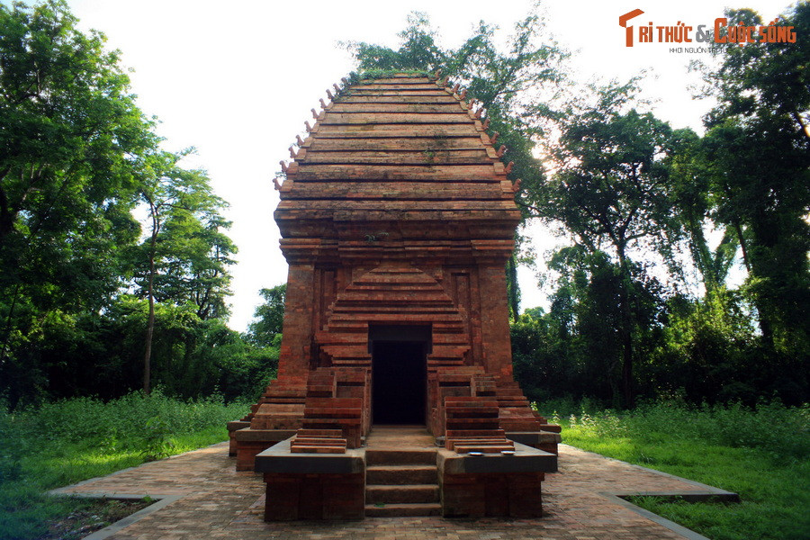 Đây là tháp Yang Prong, tòa tháp Chăm duy nhất hiện diện ở khu vực Tây Nguyên. Tên tháp trong ngôn ngữ của đồng bào dân tộc địa phương có nghĩa là "Vị thần Vĩ đại". Ngoài ra, tháp còn có tên là tháp Rừng xanh, do nằm giữa khu rừng nguyên sinh rậm rạp.