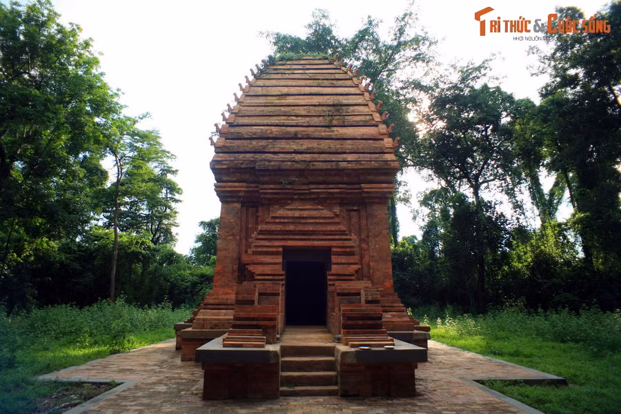 Đây là tháp Yang Prong, tòa tháp Chăm duy nhất hiện diện ở khu vực Tây Nguyên. Tên tháp trong ngôn ngữ của đồng bào dân tộc địa phương có nghĩa là "Vị thần Vĩ đại". Ngoài ra, tháp còn có tên là tháp Rừng xanh, do nằm giữa khu rừng nguyên sinh rậm rạp.