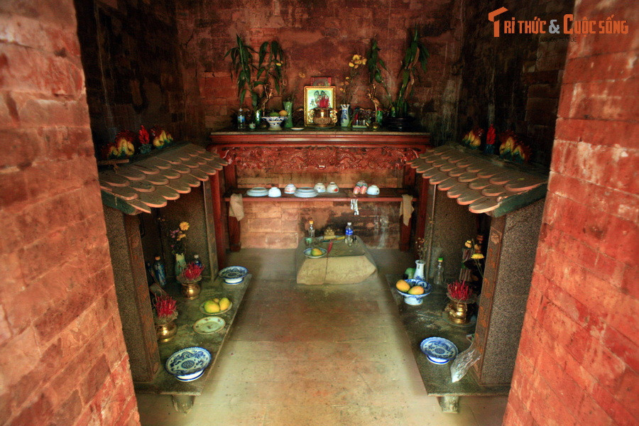 Sau các cuộc chiến tranh, tháp Yang Prong đã bị hư hỏng nhiều. Tòa tháp hiện tại đã được tu bổ để khôi phục lại gần với kiến trúc nguyên trạng. Bên trong tháp được bài trí như một ngôi miếu ở các vùng đồng bằng Việt Nam.