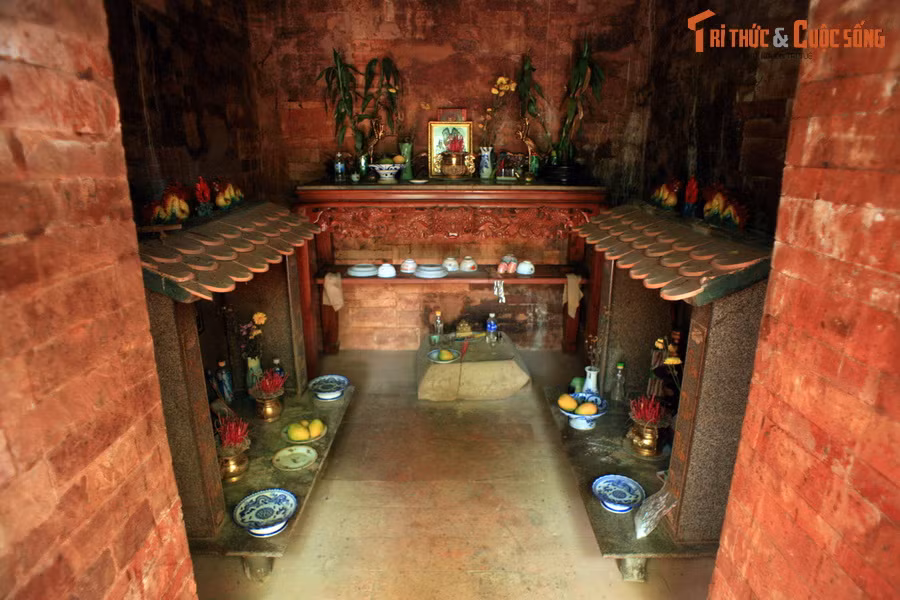 Sau các cuộc chiến tranh, tháp Yang Prong đã bị hư hỏng nhiều. Tòa tháp hiện tại đã được tu bổ để khôi phục lại gần với kiến trúc nguyên trạng. Bên trong tháp được bài trí như một ngôi miếu ở các vùng đồng bằng Việt Nam.