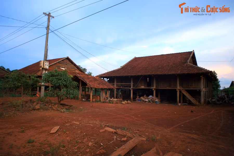 Đó là sự hội tụ của văn hóa bản địa (đồng bào dân tộc Êđê, M'nông, J'rai), văn hóa của người Kinh đến từ miền xuôi, và văn hóa của đồng bào các dân tộc từ khu vực miền núi phía Bắc đến lập bản làng, xây dựng đời sống mới ở Tây Nguyên như H'Mông, Dao, Tày, Nùng...