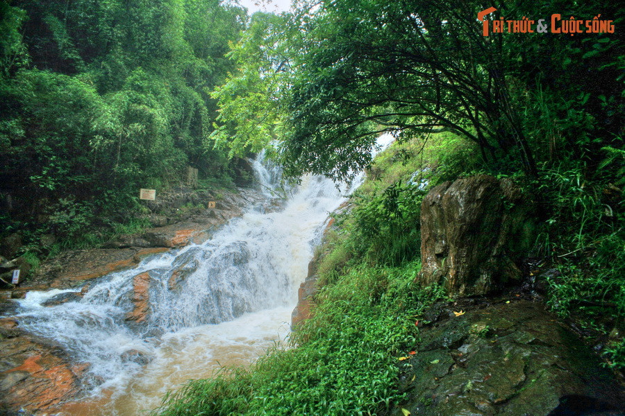 Truyền thuyết đầu tiên kể rằng, ban đầu mọi người không biết nơi đây có một dòng thác vì tiếng nước chảy rất êm, và nhìn từ xa không thấy gì khác ngoài cây rừng. Một ngày nọ, họ thấy các nàng tiên bay xuống chốn hoang vu ấy.