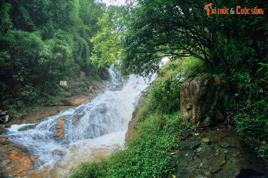 Truyền thuyết đầu tiên kể rằng, ban đầu mọi người không biết nơi đây có một dòng thác vì tiếng nước chảy rất êm, và nhìn từ xa không thấy gì khác ngoài cây rừng. Một ngày nọ, họ thấy các nàng tiên bay xuống chốn hoang vu ấy.