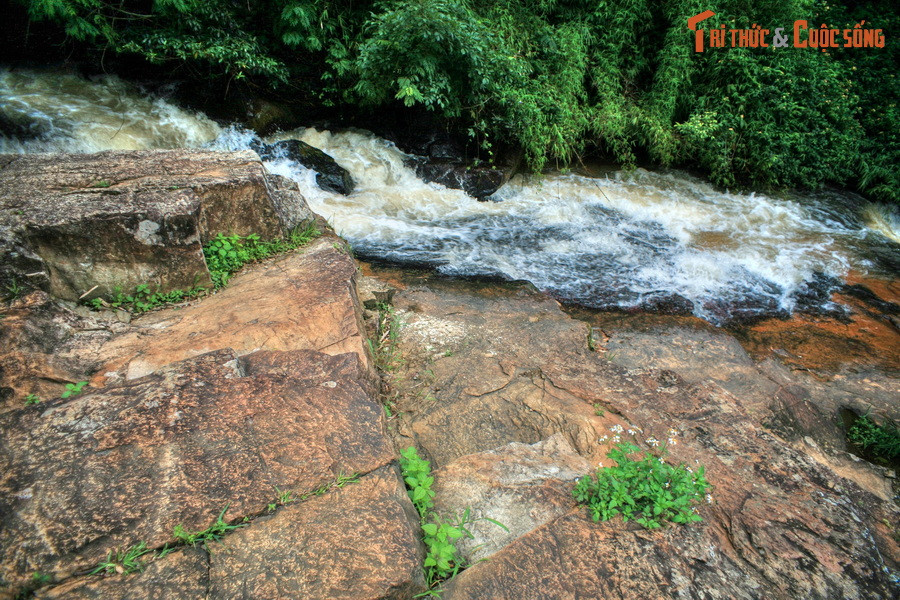 Trong khi đó, người Chăm cũng đang khốn đốn vì thiếu nước uống cho đội quân đông đảo. Họ đã phải rút chạy trước khí thế ngút trời của người Lạch. Sau khi giải phóng buôn làng, cư dân Lạch đặt tên cho thác nước mới phát hiện là "dưới lá có nước" để khắc ghi sự kiện lịch sử này.