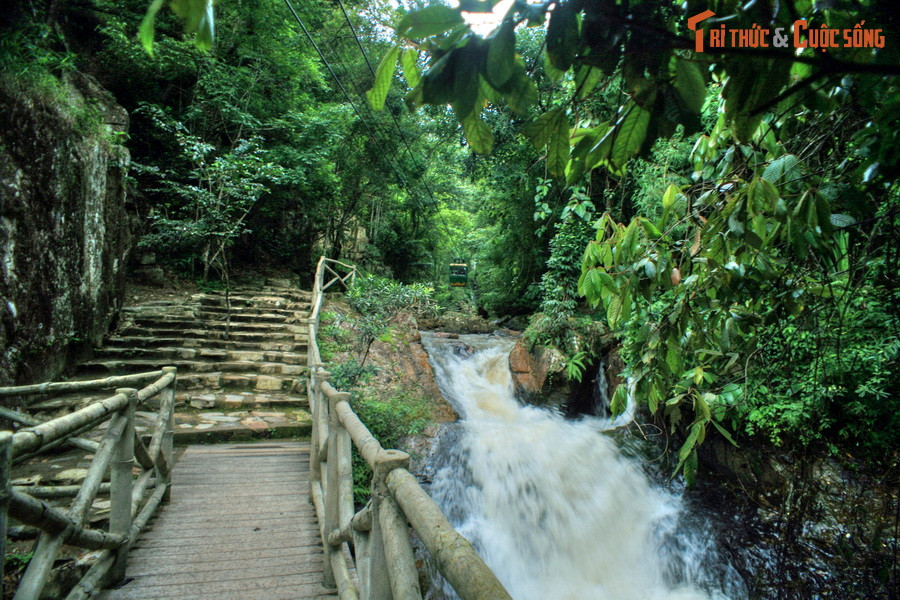 Theo dấu tiên nữ, những người có mặt không khỏi ngạc nhiên khi thấy bên dưới tán lá rừng um tùm là thác nước tuyệt đẹp, nơi các người đẹp từ thiên giới đang tắm mát, nô đùa... Cái tên “dưới lá có nước” bắt nguồn từ đây.