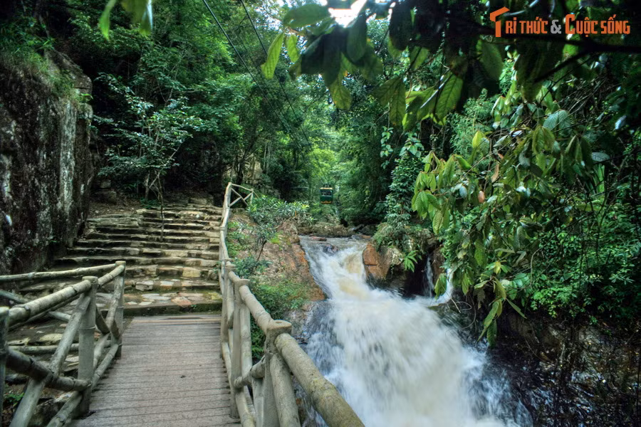 Theo dấu tiên nữ, những người có mặt không khỏi ngạc nhiên khi thấy bên dưới tán lá rừng um tùm là thác nước tuyệt đẹp, nơi các người đẹp từ thiên giới đang tắm mát, nô đùa... Cái tên “dưới lá có nước” bắt nguồn từ đây.