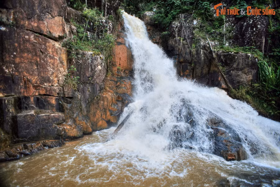 Sau một trận chiến ác liệt, người Lạch bị đẩy lùi và phải rút vào rừng rậm. Họ bị cơn khát dày vò vì lúc đó đang là mùa khô. Trong lúc cùng quẫn, người Lạch tình cờ phát hiện ra một dòng thác nước tuôn xối xả. Có nước uống, người Lạch nhanh chóng hồi phục và thực hiện cuộc phản công.
