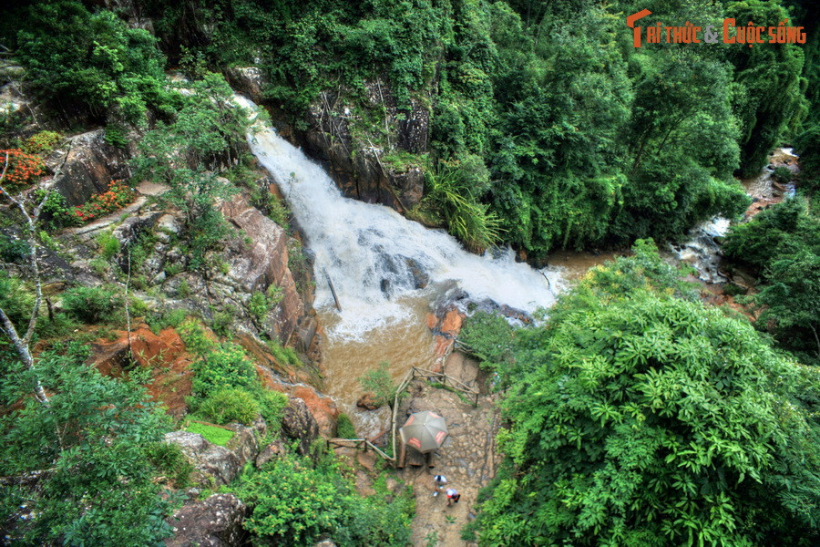 Truyền thuyết thứ hai kể rằng, vào thời vua Po Rome cai trị vương quốc Chăm Pa, người Chăm từ Panduranga (nay là Phan Rang - Tháp Chàm, cách Đà Lạt khoảng 100 km) thường kéo lên tấn công người Lạch, người Chil ở cao nguyên Lâm Viên.