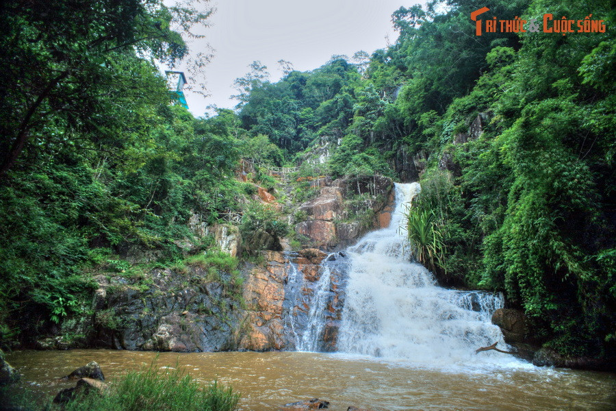 Nằm ở địa phận phường 3, cách trung tâm thành phố Đà Lạt khoảng 7 km về phía Nam, thác Datanla là một thắng cảnh mà khách phương xa không nên bỏ lỡ cơ hội ghé thăm khi có dịp đặt chân lên cao nguyên Lâm Viên.