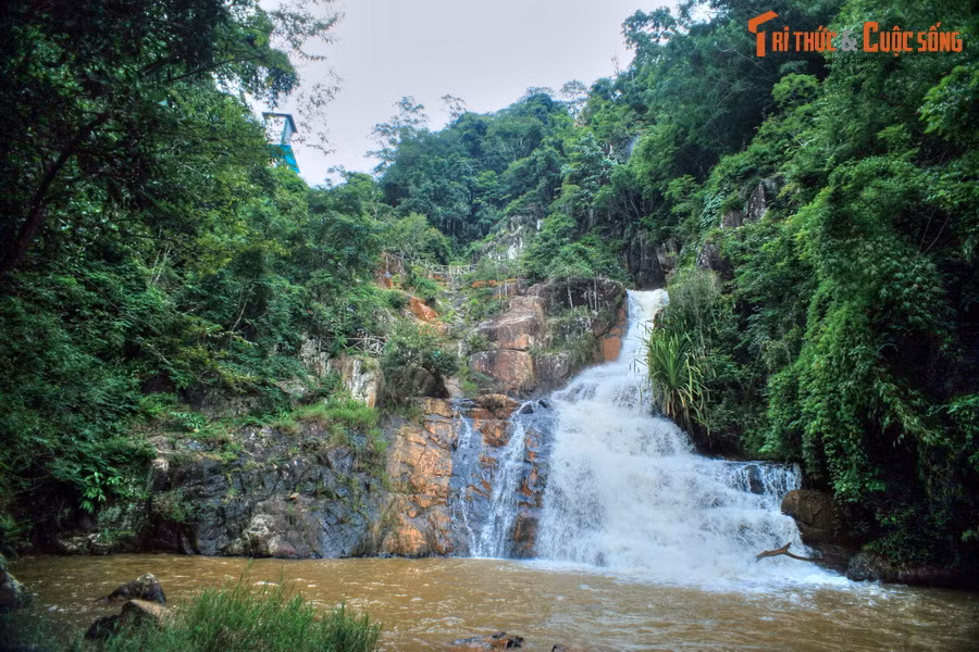 Nằm ở địa phận phường 3, cách trung tâm thành phố Đà Lạt khoảng 7 km về phía Nam, thác Datanla là một thắng cảnh mà khách phương xa không nên bỏ lỡ cơ hội ghé thăm khi có dịp đặt chân lên cao nguyên Lâm Viên.