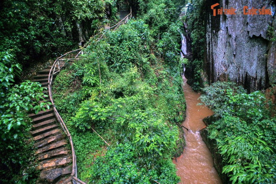 Khoảng rừng cây bị đổ phá tạo nên những hố sâu mà một trong những hố sâu ấy là "Vực Tử Thần" ở chân thác Datanla. Từ đó dòng thác huyền hoại này trở thành nơi hẹn hò của đôi tình nhân Lang – Biang...