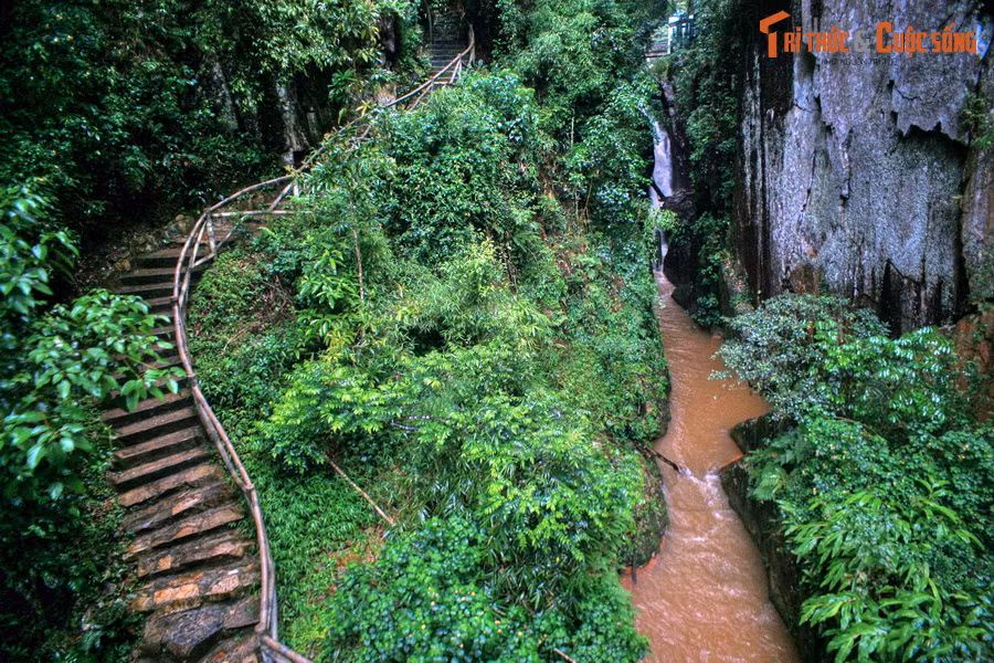 Khoảng rừng cây bị đổ phá tạo nên những hố sâu mà một trong những hố sâu ấy là "Vực Tử Thần" ở chân thác Datanla. Từ đó dòng thác huyền hoại này trở thành nơi hẹn hò của đôi tình nhân Lang – Biang...