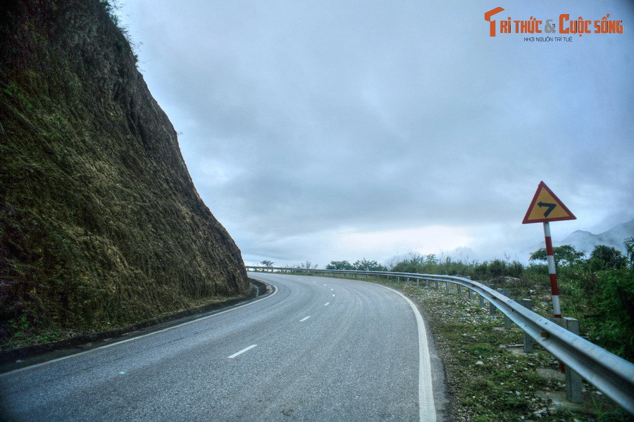 Điểm thưởng ngoạn tiếp theo là đèo Ô Quy Hồ, đoạn đường đèo núi nằm trên quốc lộ 4D ở vùng giáp ranh giữa hai tỉnh Lào Cai và Lai Châu. Đây là cung đường đèo nổi tiếng về độ dài, sự hiểm trở và hùng vĩ bậc nhất Việt Nam.