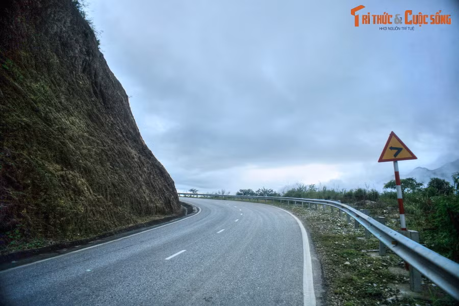 Điểm thưởng ngoạn tiếp theo là đèo Ô Quy Hồ, đoạn đường đèo núi nằm trên quốc lộ 4D ở vùng giáp ranh giữa hai tỉnh Lào Cai và Lai Châu. Đây là cung đường đèo nổi tiếng về độ dài, sự hiểm trở và hùng vĩ bậc nhất Việt Nam.