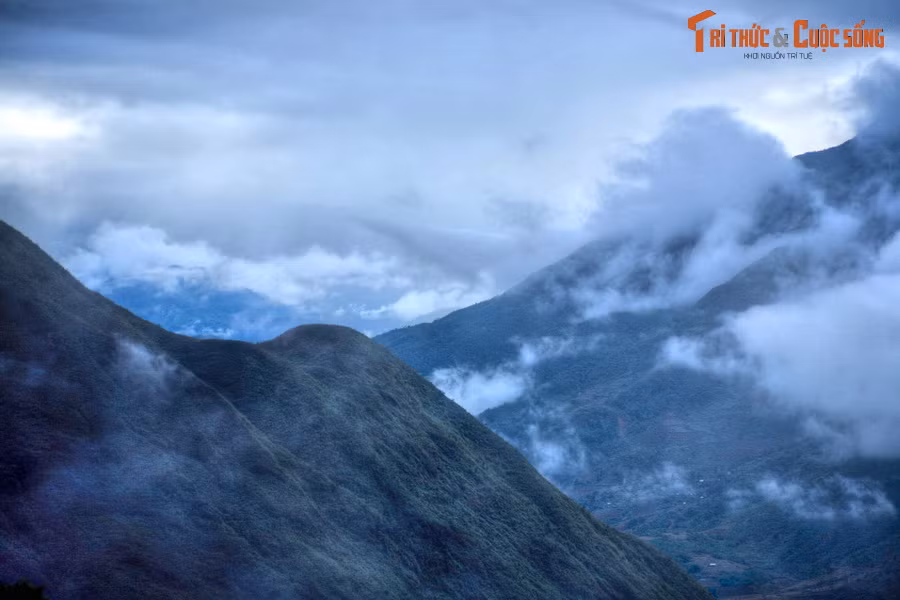 Đó là những dãy núi kỳ vĩ ẩn hiện trong làn mây huyền ảo, ruộng bậc thang uốn lượn khắp các triền dốc, thác nước tung bọt trắng xóa giữa lưng chừng núi... Đỉnh đèo, nằm cách thành phố Lai Châu 54 km và cách thị xã Sa Pa 15 km.