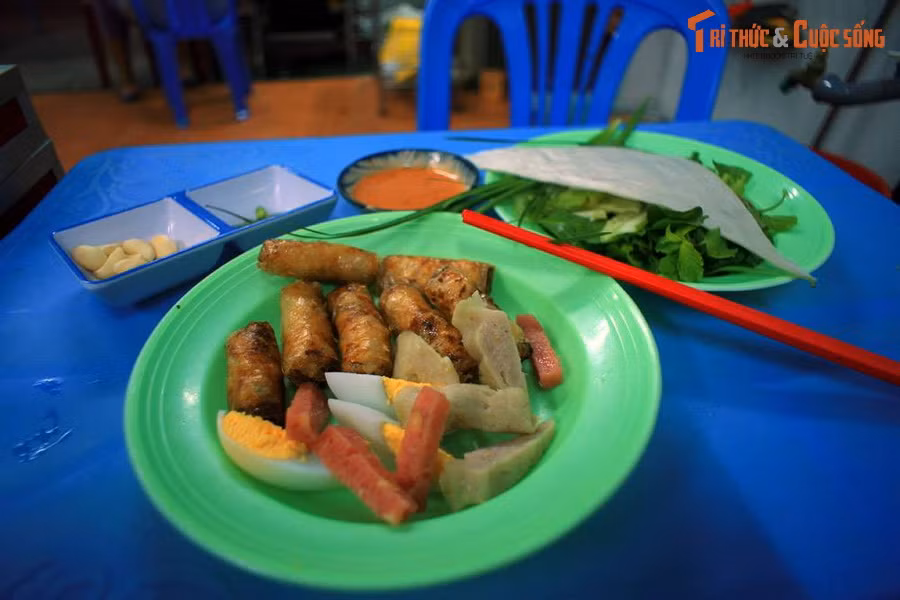 Đĩa chả cuốn cá trích ở thành phố Phan Thiết, tỉnh Bình Thuận. Trong món ăn hấp dẫn này, bánh tráng mỏng được cuốn với thịt cá trích đã tẩm ướp, trộn cùng sắn, cà rốt, hành lá... rồi chiên giòn. Khi ăn, miếng chả chiên lại được cuộn với rau và vài thành phần khác rồi chấm với nước chấm thơm lừng.