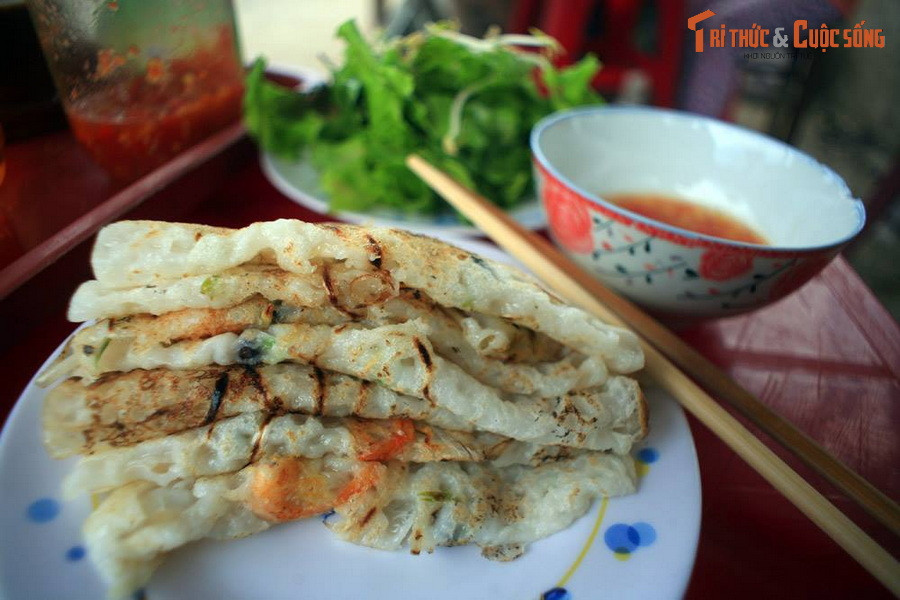 Đĩa bành xèo ở huyện Tuy An, tỉnh Phú Yên. Bánh xèo là món ăn tiêu biểu của mảnh đất Phú yên. Bánh dùng loạt bột màu trắng, được đổ trong những chiếc khuôn nhỏ, ăn đến đâu đổ đến đó nên lúc nào cũng nóng hổi. Nhân bánh được làm từ các loại hải sản mang đến hương vị thơm ngon hấp dẫn.