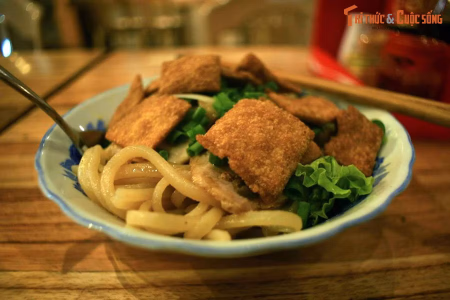 Tô cao lầu ở phố cổ Hội An, tỉnh Quảng Nam. Được xem là sự pha trộn giữa nền ẩm thực Trung và Nhật, cao lầu là món ăn tiêu biểu phất phổ cổ Hội An. Món đặc sản này có sợi mì màu vàng, được dùng với tôm, thịt heo, các loại rau sống và rất ít nước dùng.