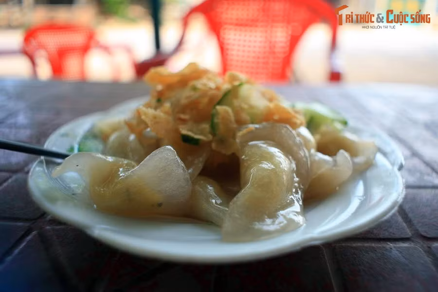 Đĩa bánh tai vạc ở thị xã An Nhơn, tỉnh Bình Định. Bánh tai vạc, còn gọi là bánh bột lọc, là một món đặc sản khác của Bình Định. Dù trông đơn giản, món bánh này đòi hỏi người làm phải thật khéo tay để nhào bột bánh thuần thục và cho ra thành phẩm chất lượng nhất.