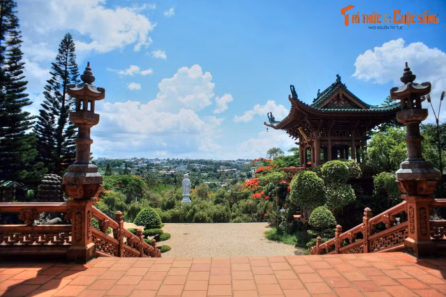 Là tỉnh lỵ của tỉnh Gia Lai, thành phố Pleiku có cảnh quan thiên nhiên đẹp và bản sắc văn hóa đa dạng, độc đáo. Hành trình từ thành phố Pleiku đến thành phố Kon Tum trên Quốc lộ 14 (AH17) dài khoảng 50 km, với nhiều điểm dừng chân hấp dẫn dành cho khách phương xa.