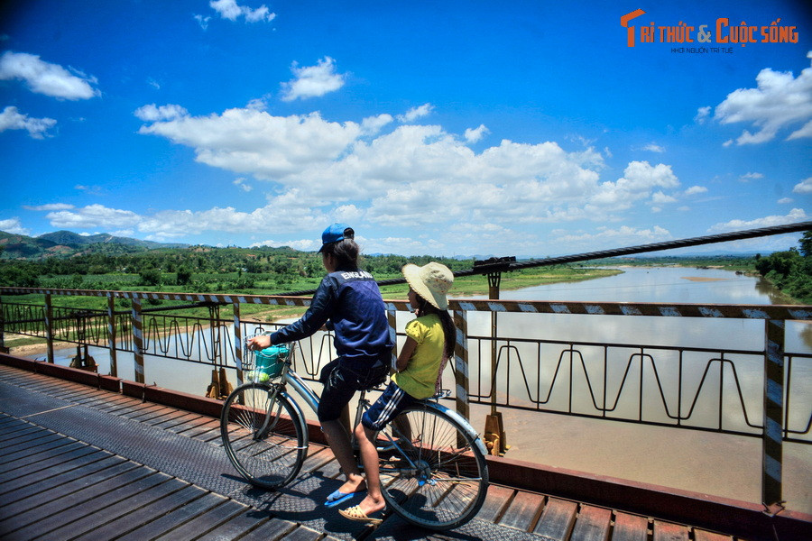 Cầu có chiều dài 292 m, rộng 4,5 m, được khởi công xây dựng vào ngày 3/2/1993 và hoàn thành ngày 1/5/1994. Công trình nối liền hai bờ của dòng sông Đăk Bla, một dòng sông gắn với nhiều huyền thoại của đồng bào dân tộc Ba Na trong vùng.