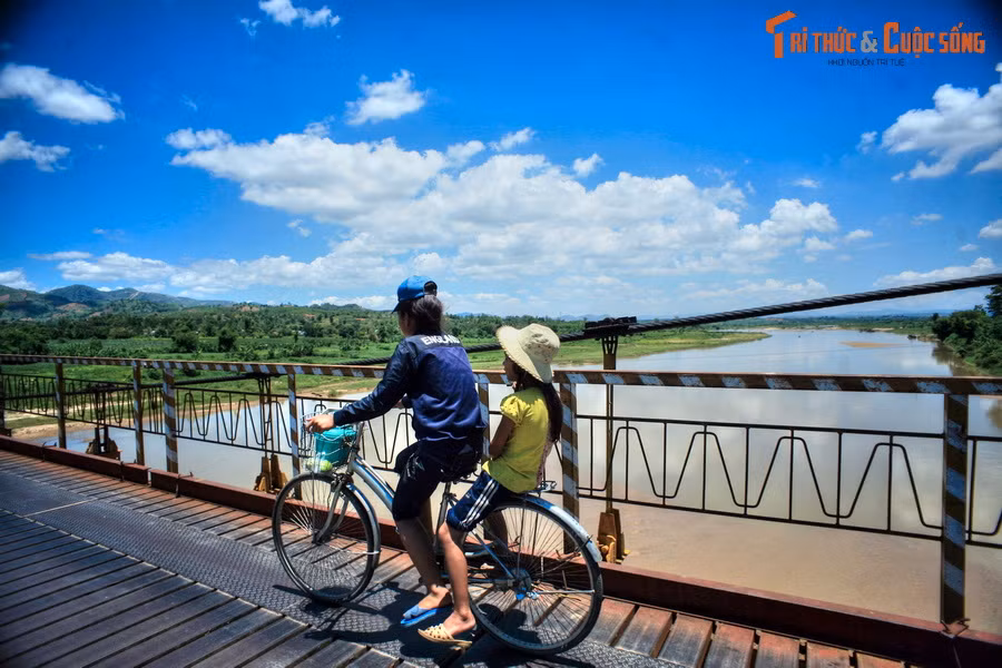 Cầu có chiều dài 292 m, rộng 4,5 m, được khởi công xây dựng vào ngày 3/2/1993 và hoàn thành ngày 1/5/1994. Công trình nối liền hai bờ của dòng sông Đăk Bla, một dòng sông gắn với nhiều huyền thoại của đồng bào dân tộc Ba Na trong vùng.