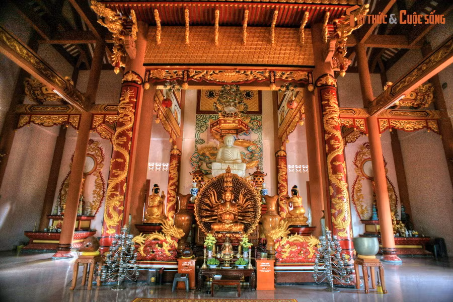 Ngôi chùa là sự kết hợp hài hòa giữa lối kiến trúc gỗ, với mô típ chùa cổ ở miền Bắc và miền Trung Việt Nam cùng kiểu dáng chùa Nhật Bản và Đài Loan. Mái sau chính điện có tòa tháp cao 47 mét, là một trong những đỉnh mái chùa cao nhất Việt Nam