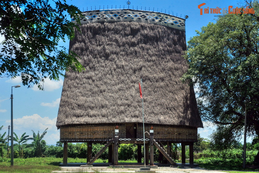 Ở gần đầu cầu phía thành phố Kon Tum có nhà rông Kon Klor, được xem là ngôi nhà rông to và đẹp nhất Tây Nguyên. Công trình dài 17 m, rộng 6m, cao 22 m, là nơi lưu giữ nét văn hóa đặc sắc của cộng đồng cư dân Ba Na.