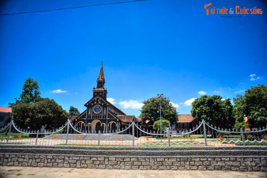 Hành trình Pleiku - Kon Tum khép lại ở khu vực nội đô thành phố Kon Tum, nơi có ngôi nhà thờ gỗ nổi tiếng cả nước. Công trình kiến trúc độc đáo này được hoàn thành năm 1918, làm bằng gỗ cà chít (sến đỏ), mang phong cách kiến trúc Roman kết hợp kiến trúc nhà sàn của người Ba Na...