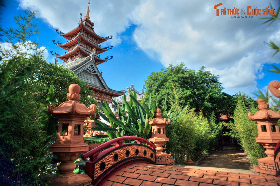 Sau khi tham quan Biển Hồ, các vị khách phương xa có thể ghé thăm chùa Bửu Minh, ngôi chùa nổi tiếng tọa lạc bên bờ hồ, thuộc địa phận xã Nghĩa Hưng, huyện Chư Pah, tỉnh Gia Lai. Chùa có từ năm 1936, đến năm 2003 được xây dựng mới với quy mô lớn và kiến trúc rất độc đáo.