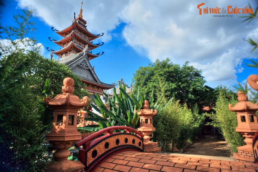 Sau khi tham quan Biển Hồ, các vị khách phương xa có thể ghé thăm chùa Bửu Minh, ngôi chùa nổi tiếng tọa lạc bên bờ hồ, thuộc địa phận xã Nghĩa Hưng, huyện Chư Pah, tỉnh Gia Lai. Chùa có từ năm 1936, đến năm 2003 được xây dựng mới với quy mô lớn và kiến trúc rất độc đáo.