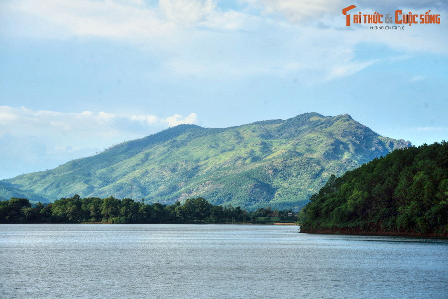 Do hồ rất rộng, khi gió to thường có sóng lớn nên đồng bào dân tộc gọi là T'Nưng, có nghĩa là "biển trên núi", còn người Việt từ miền xuôi lên quen gọi là Biển Hồ. Đây là địa danh với truyền thuyết được lưu truyền hàng trăm năm qua của người dân tộc Gia Rai trong vùng.