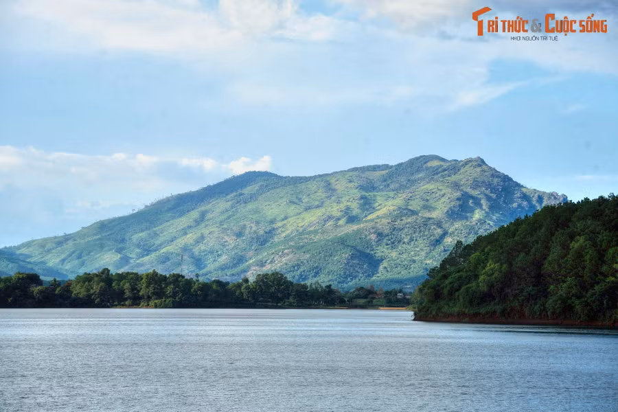 Do hồ rất rộng, khi gió to thường có sóng lớn nên đồng bào dân tộc gọi là T'Nưng, có nghĩa là "biển trên núi", còn người Việt từ miền xuôi lên quen gọi là Biển Hồ. Đây là địa danh với truyền thuyết được lưu truyền hàng trăm năm qua của người dân tộc Gia Rai trong vùng.