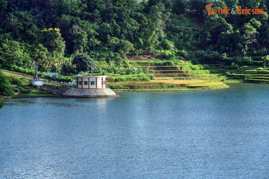 Điểm dừng chân đầu tiên là Biển Hồ - hồ T'Nưng, thắng cảnh nổi tiếng nằm cạnh Quốc lộ 14, cách trung tâm thành phố Pleiku khoảng 8 km về phía Bắc. Hồ có diện tích 228 ha, được bao quanh bởi những khu rừng thông và đồi núi trập trùng.
