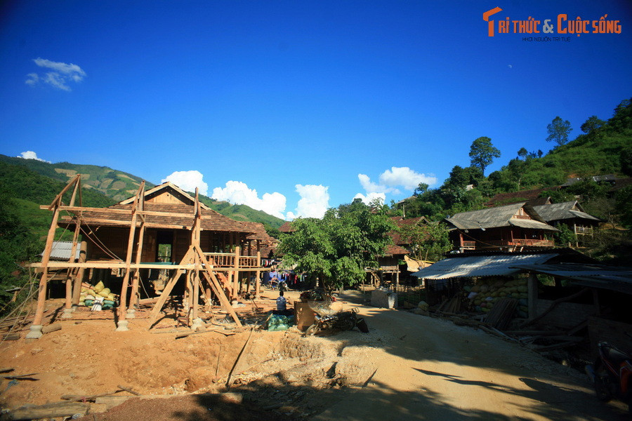 Hành trình từ Chiềng Sơ đến Mường Bám (Thuận Châu, Sơn La) - nơi có một tòa tháp Lào khác - dài 27 km theo tỉnh lộ 130. Nhưng dân bản biết một lối đi tắt, giúp đường rút ngắn gần nửa. Đây chính là cung đường "nhớ đời" mà PV Tri thức &amp; Cuộc sống có dịp trải nghiệm. (Lưu ý: Tình trạng đường xá hiện tại có thể đã cải thiện so với thời điểm thực hiện loạt ảnh).