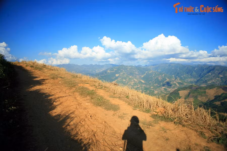 Không thể không dừng lại để chiêm ngưỡng bức tranh phong cảnh bày ra trước mắt.